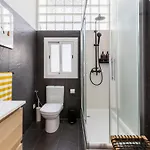 Attic Oasis With Terrace Διαμέρισμα *